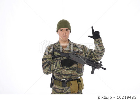 手で合図する男性 10219435