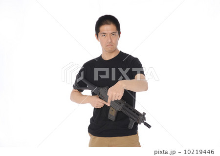 手で合図する男性 10219446