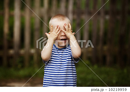 little boy plays hide and seek 10219959
