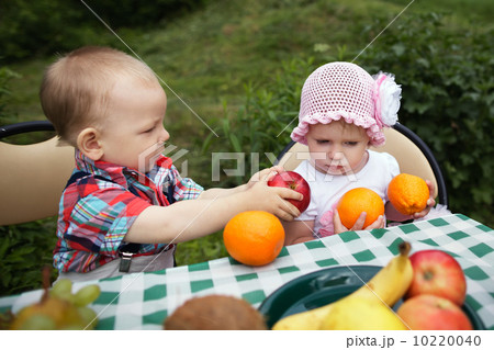 boy and girl on picnic in park 10220040