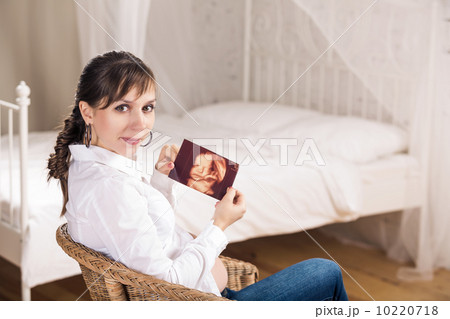 Pregnant woman 10220718