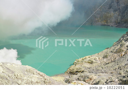 The acid sulphur lake at Kawah Ijen crater 10222051