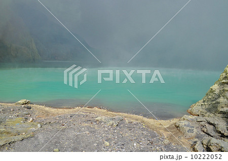 The acid sulphur lake at Kawah Ijen crater 10222052