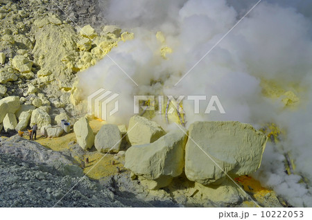 Sulphur mining. Kawah Ijen crater Sulphur mining. Kawah Ijen crater 10222053