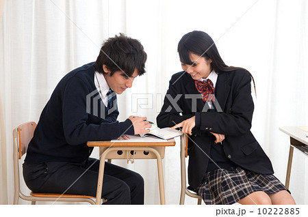 教室の机に座っている高校生の写真素材