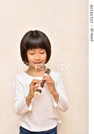 笛を吹く女の子 笛を吹く女の子 10248106