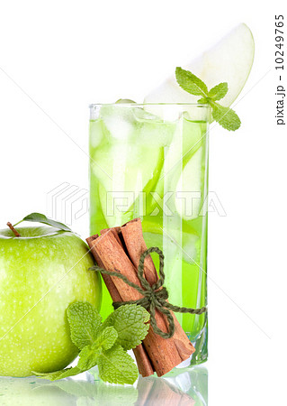 Green cocktail with apples, mint and cinnamon Green cocktail with apples, mint and cinnamon 10249765