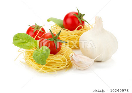 Cherry tomatoes, basil, garlic and pasta Cherry tomatoes, basil, garlic and pasta 10249978