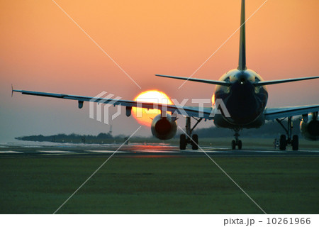 離陸する夕日と飛行機 10261966
