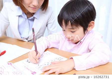 勉強する男の子と先生 勉強する男の子と先生 10262731