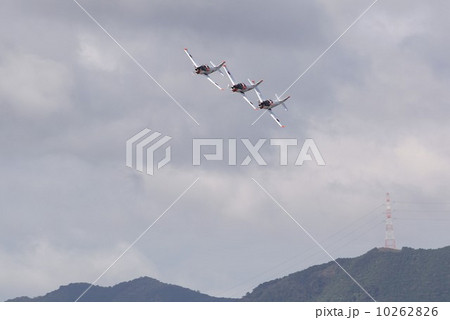 海上自衛隊T-5初等練習機の見事な編隊飛行 10262826