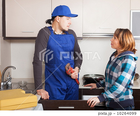 Ordinary worker repairing water lines Ordinary worker repairing water lines 10264099
