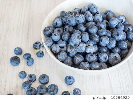 White bowl cup with fresh ripe blueberries White bowl cup with fresh ripe blueberries 10264929