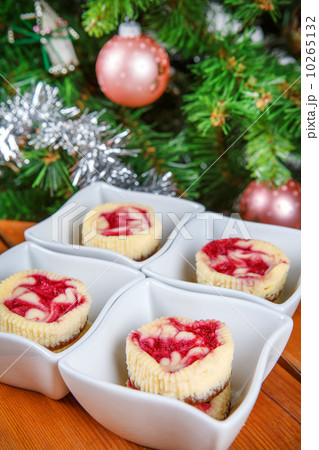 Dessert for Christmas. Mini raspberry cheesecakes in muffin form Dessert for Christmas. Mini raspberry cheesecakes in muffin form 10265132