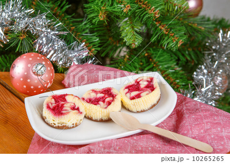 Dessert for Christmas. Mini raspberry cheesecakes in muffin form 10265265