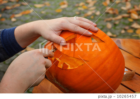 Hollowing out a pumpkin to prepare halloween lantern Hollowing out a pumpkin to prepare halloween lantern 10265457