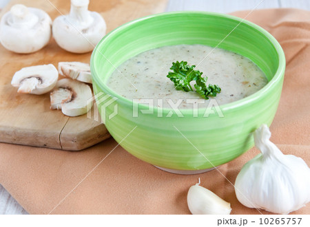 Fresh cream mushroom soup 10265757