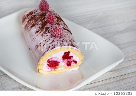 Swiss roll biscuit with raspberries Swiss roll biscuit with raspberries 10265802