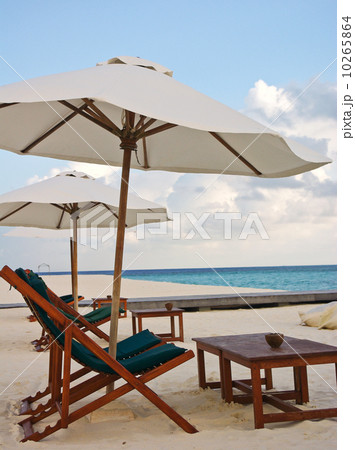 Beach chair and umbrella on idyllic tropical sand beach 10265864