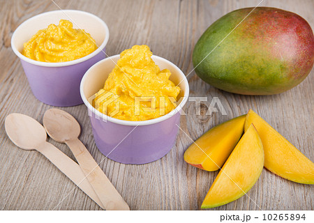 Frozen creamy ice yoghurt with fresh mango Frozen creamy ice yoghurt with fresh mango 10265894