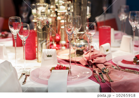 Elegant table set in soft red and pink for wedding or event part 10265918