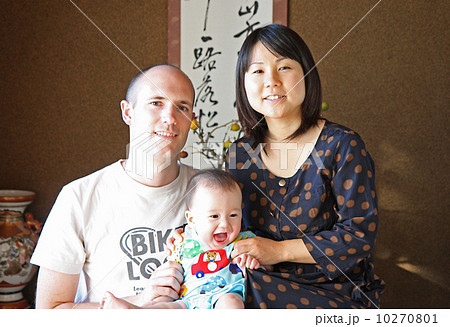 イギリス人と日本人とハーフの赤ちゃんの写真素材