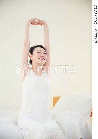 起床・女性 10278313