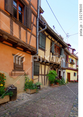 フランス アルザス地方エギスハイムの町並みの写真素材