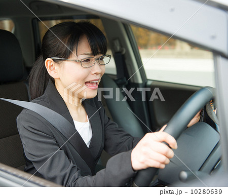 運転する女性 運転する女性 10280639