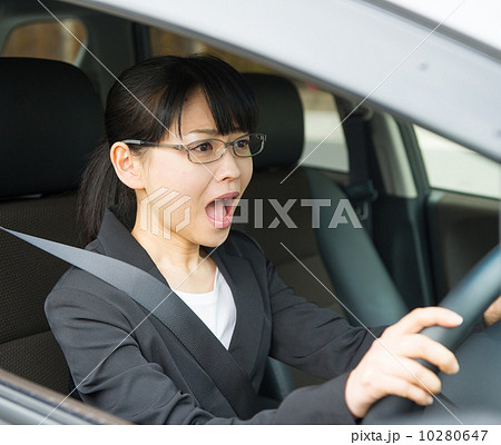 運転する女性 10280647