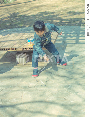 ベーゴマ回す 10280750