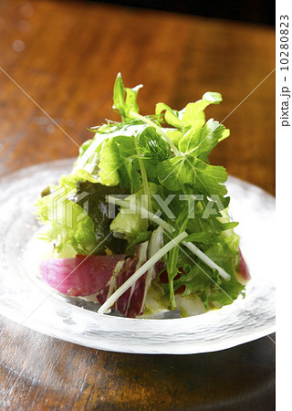 野菜たっぷりヒラメのカルパッチョの写真素材