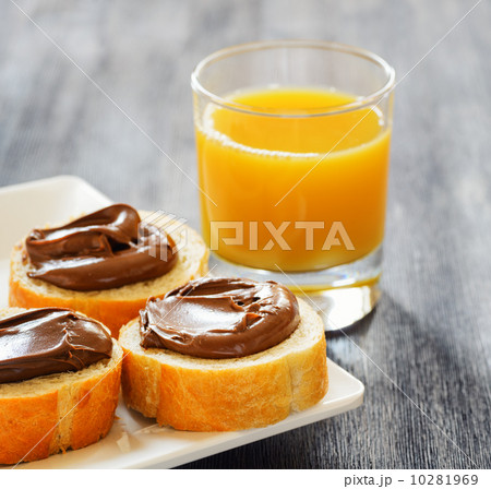 Toasts with chocolate spread 10281969