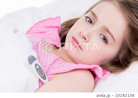 Little cute girl measures the temperature. 10282136