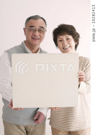 メッセージボードを持ち微笑むシニア夫婦 メッセージボードを持ち微笑むシニア夫婦 10282413
