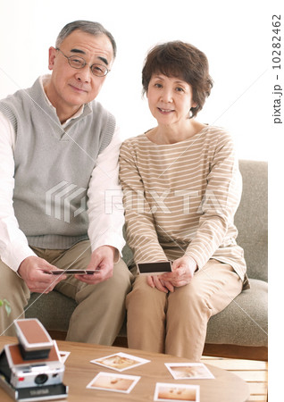 ポラロイドの写真を見るシニア夫婦 ポラロイドの写真を見るシニア夫婦 10282462