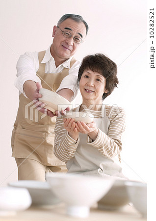 陶芸をするシニア夫婦 10282521
