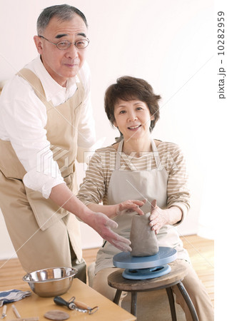 陶芸をするシニア夫婦 10282959