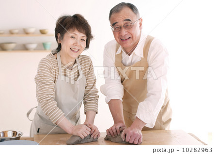 陶芸をするシニア夫婦 10282963