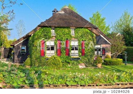 Traditional Dutch house Traditional Dutch house 10284026