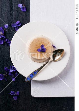 Caramel pannacotta with violet flowers 10284300