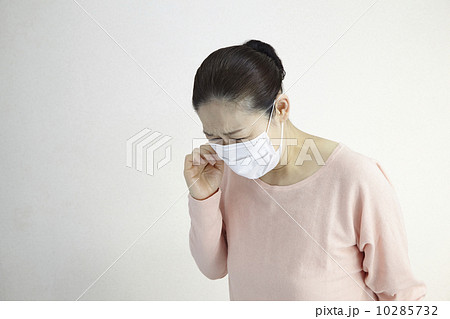 マスクと女性　ミドルエイジ 10285732