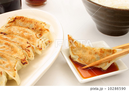 餃子　ご飯　箸上げ　白背景 10286590