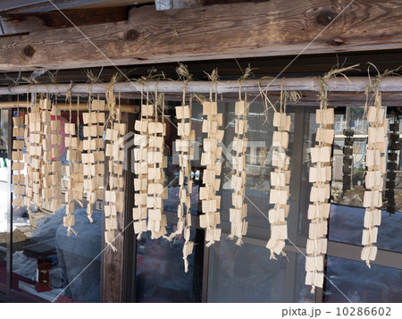 軒に吊るされた高野豆腐 軒に吊るされた高野豆腐 10286602