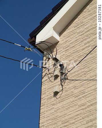 住宅への電気の引き込みの写真素材