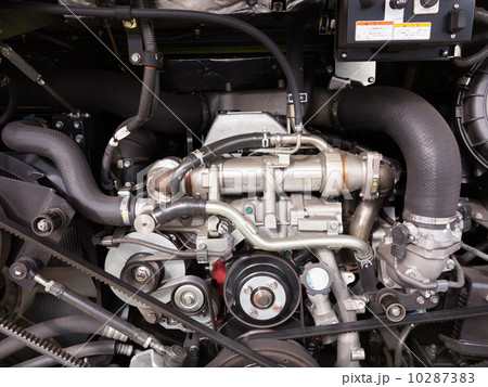 大型バスのエンジンルーム 大型バスのエンジンルーム 10287383