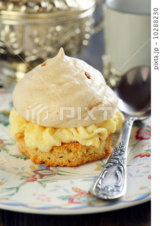 Meringue cake with tea. 10288230