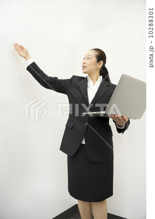 働くビジネスウーマン 働くビジネスウーマン 10288301