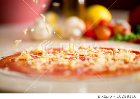 Italian pizza making with falling cheese 10289316