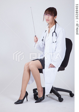 指示棒を持つ女医の写真素材